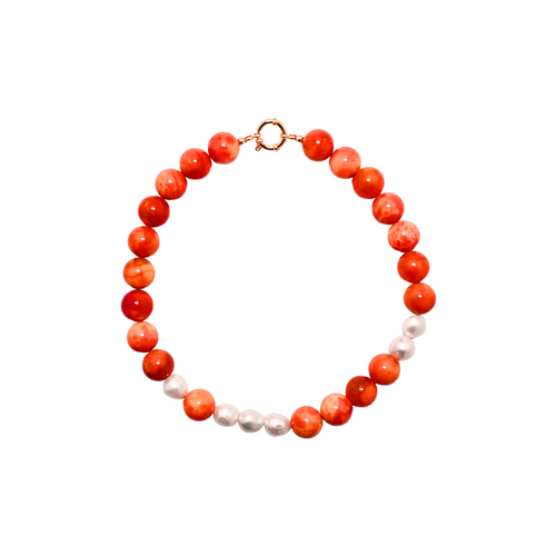 Collar LIA hecho a mano con ágata naranja natural y perlas blancas. Tonos cálidos como un atardecer. Joyería hecha a mano OH KAI.